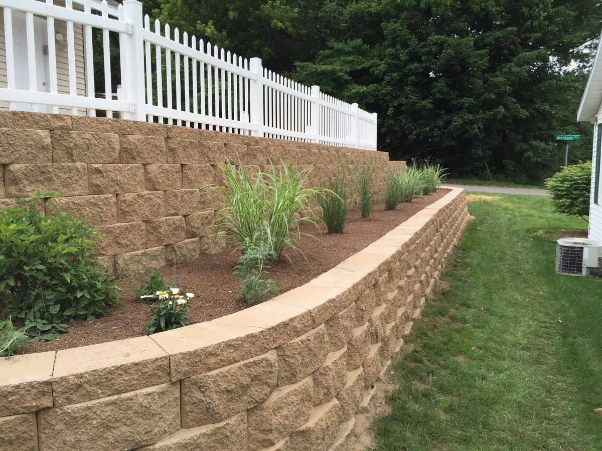 Garden retaining wall with steps
